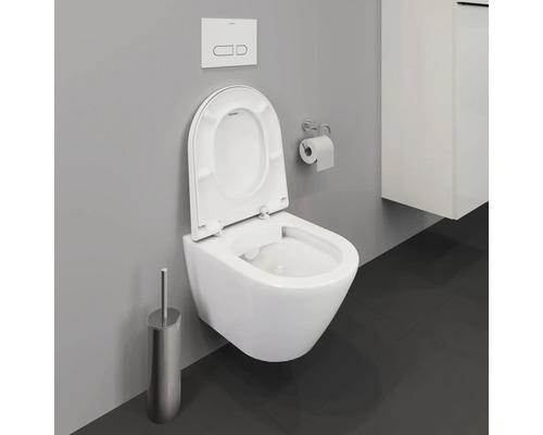 WC suspendu avec bride ouverte et brosse de toilette