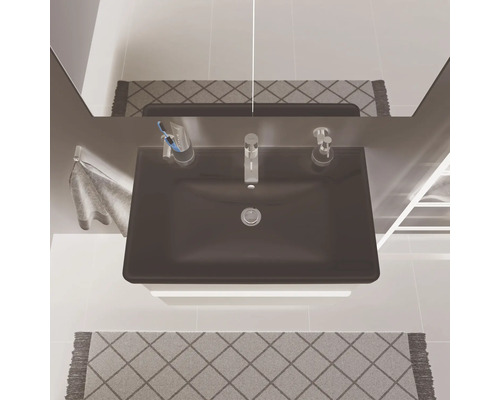 Aufsicht eines Badezimmers mit Waschbecken, Spiegel, Handtuch und Teppich