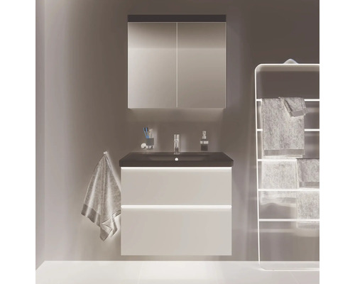 Modernes Badezimmer mit Waschbeckenunterschrank, Spiegelschrank und Handtuchhalter
