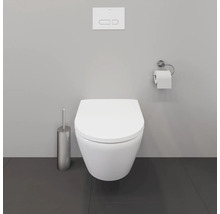 WC suspendu à fond creux avec plaque de commande, support de papier toilette et ensemble de brosse WC dans une salle de bains.