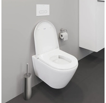 WC suspendu à fond creux avec bride ouverte et garniture de brosse de toilette dans la salle de bains