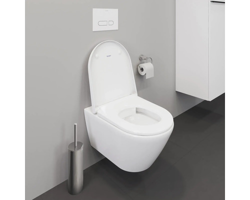 WC suspendu à fond creux avec bride ouverte et garniture de brosse de toilette dans la salle de bains