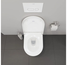 Aufnahme einer Toilette mit Toilettenbürste, Spülkasten und Toilettenpapierhalter
