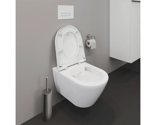 WC suspendu avec couvercle ouvert, plaque de commande, porte-papier toilette et brosse de toilette