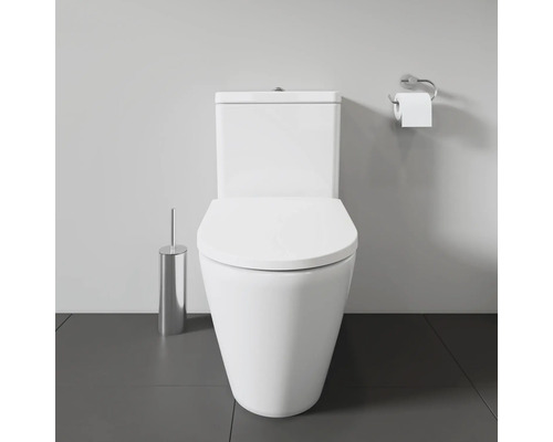 WC au sol avec brosse de toilette et support à papier