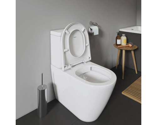 WC suspendu à fond creux avec bride ouverte et siège de WC dans la salle de bain