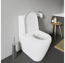 WC au sol blanc avec couvercle de toilette ouvert dans la salle de bain