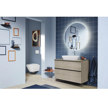 Salle de bain moderne avec lavabo, miroir et toilettes