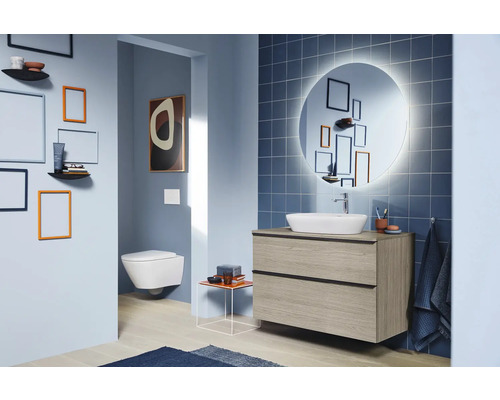 Salle de bain moderne avec lavabo, miroir et toilettes