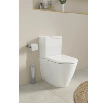 Weißes Stand-WC mit Toilettenpapierhalter und Toilettenbürste im Badezimmer