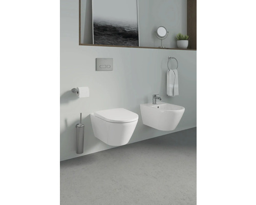 Salle de bains moderne avec WC suspendu et bidet