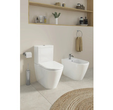 Modernes Badezimmer mit Toilette, Bidet und Holzregal