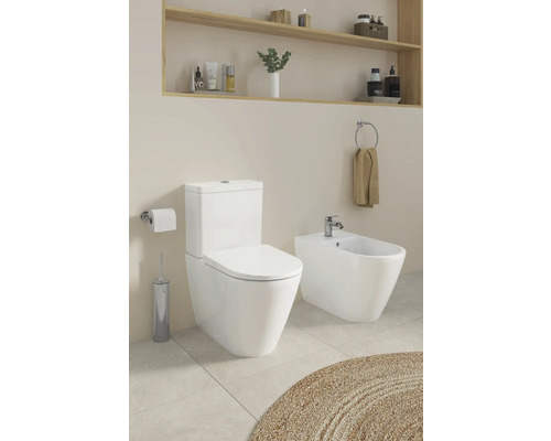 Modernes Badezimmer mit Toilette, Bidet und Holzregal