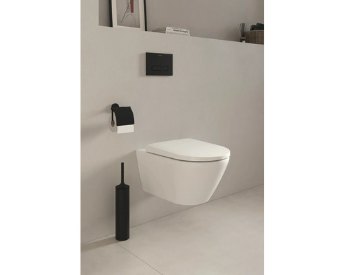 WC suspendu avec brosse de toilette, porte-papier toilette et plaque de commande dans une salle de bain