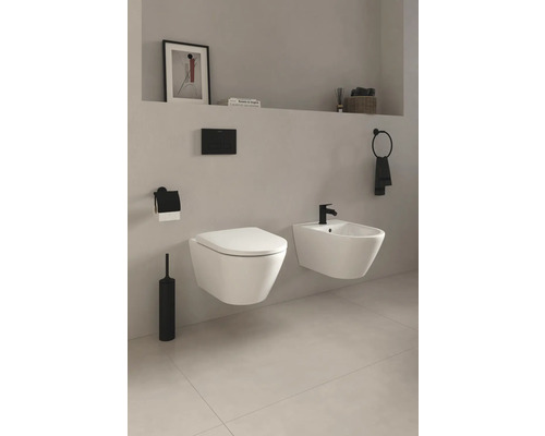 Salle de bains moderne avec WC suspendu et bidet, et accessoires noirs