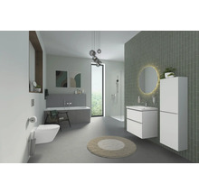 Salle de bain moderne avec baignoire, lavabo, miroir, toilettes et douche.