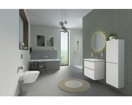 Salle de bain moderne avec baignoire, lavabo, miroir, toilettes et douche.