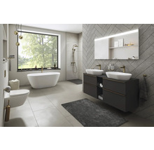 Salle de bain avec baignoire, lavabo, miroir et toilettes