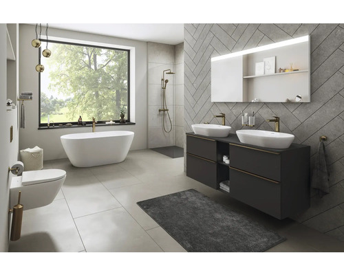 Salle de bain avec baignoire, lavabo, miroir et toilettes