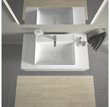 Vue de dessus d'une salle de bains avec lavabo, robinet, savon, serviette et produits cosmétiques