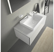 Salle de bains moderne avec meuble-lavabo blanc, vasque à poser et robinetterie