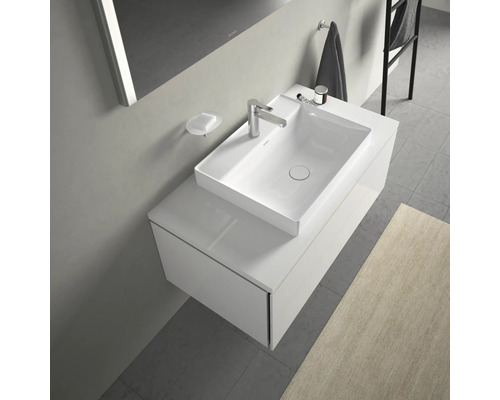 Salle de bains moderne avec meuble-lavabo blanc, vasque à poser et robinetterie