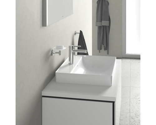Vasque avec robinet, porte-savon et porte-serviettes dans salle de bain