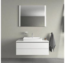Salle de bain avec lavabo, meuble sous-vasque et miroir éclairé
