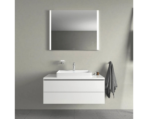 Salle de bain avec lavabo, meuble sous-vasque et miroir éclairé