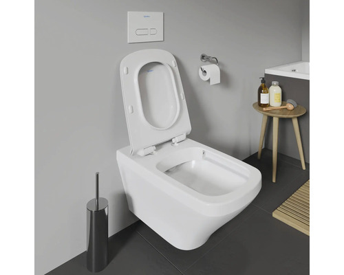 WC suspendu avec bride ouverte et siège de WC dans une salle de bains