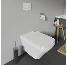 WC suspendu avec porte-papier toilette, plaque de commande, brosse de toilette et tabouret dans la salle de bain