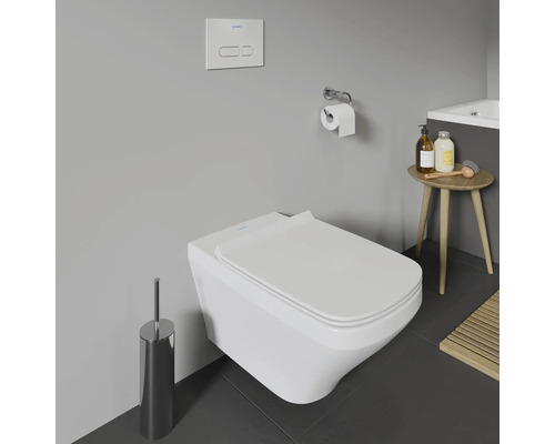 WC suspendu avec porte-papier toilette, plaque de commande, brosse de toilette et tabouret dans la salle de bain