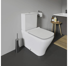 WC sur pied blanc avec réservoir dans une salle de bains