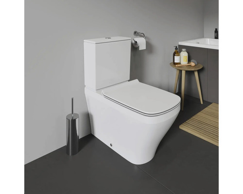 WC sur pied blanc avec réservoir dans une salle de bains