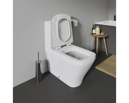 WC à poser à fond creux avec bride ouverte et réservoir dans la salle de bains