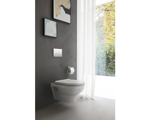 WC suspendu dans une salle de bain lumineuse avec œuvres d'art.