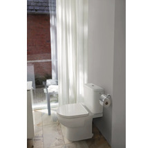 Toilettes dans une salle de bains avec rideaux et carrelage