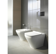 Salle de bain moderne avec WC suspendu et bidet