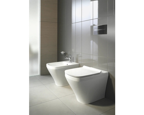 Salle de bain moderne avec WC suspendu et bidet