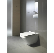 WC suspendu dans une salle de bain avec plaque de commande
