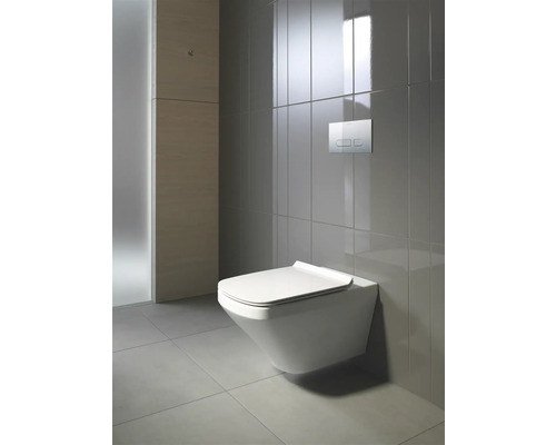 WC suspendu dans une salle de bain avec plaque de commande