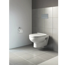 WC suspendu avec plaque de commande dans une salle de bains moderne