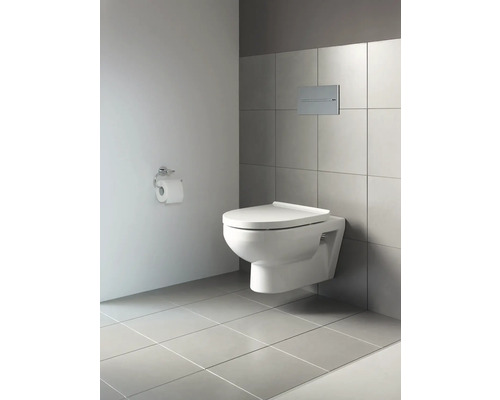 WC suspendu avec plaque de commande dans une salle de bains moderne