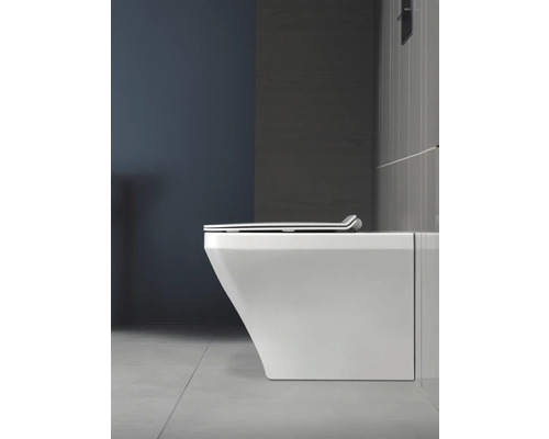 WC suspendu avec siège dans une salle de bain moderne