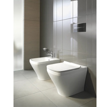 Salle de bains avec bidet et WC suspendu