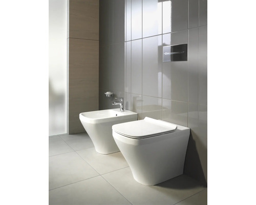Salle de bains avec bidet et WC suspendu