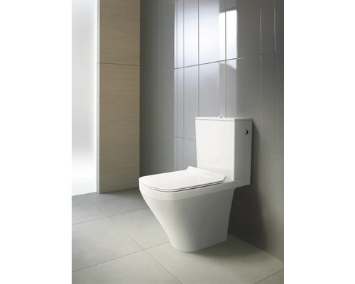 Toilettes en céramique dans une salle de bain avec des carreaux