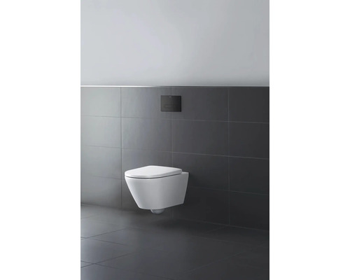 WC suspendu à fond creux avec plaque de commande devant un mur gris