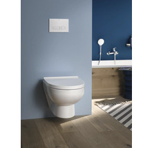 WC suspendu avec plaque de commande dans une salle de bains