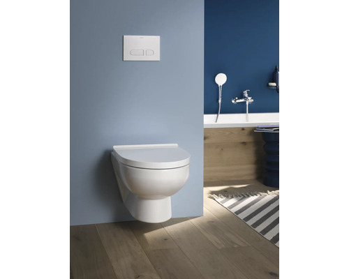WC suspendu avec plaque de commande dans une salle de bains